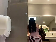 caméra amateur dans les toilettes publiques