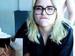 une ado blonde adore sucer une grosse bite pour un soin du visage désordonné une ado blonde adore sucer une grosse bite pour un soin du visage désordonné