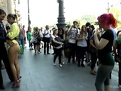 Corne-mad couple aime mutuelle orale caresser droit dans le bar Corne-mad couple aime mutuelle orale caresser droit dans le bar