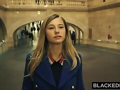 blonde élancée ravagée par une énorme bite noire