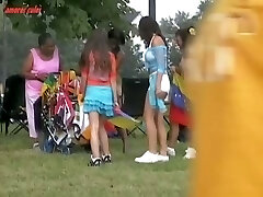 Sexy booty shorts vidéo de gros seins poussin bénéficiant d'un festival