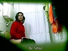 Jolie MILF brune en train de pisser sur la caméra cachée dans les toilettes