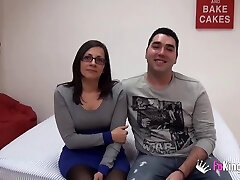 dafne est une nana chaude avec des lunettes qui aime se pencher pour une tige