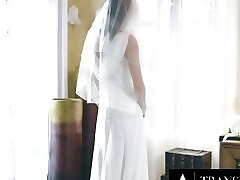 petite lesbienne donne trans elle a jamais eu! avec la mariée en fuite