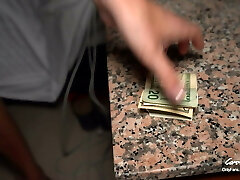 18-jährige stripperin zum ersten mal ohne kondom für wenig geld gefickt