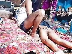 Bhabhi ko ghodi banakar Gand mein Pani nikala