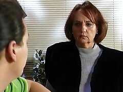 zwei vollbusige und wilde deutsche damen teilen sich zwei harte schwänze im wohnzimmer