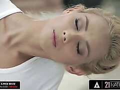 21 NATURALS - Blonde Natural Beauty Veronica Leal Puts A Rock-hard Dick Inside Of Her Raw Pussy