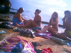 Upshorts schlong flash for group of girls on beach