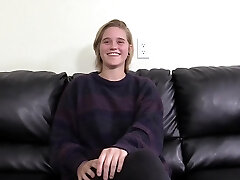 thia betäubte ihren manager, als sie nackt wurde und ihre beine breit spreizte, um gefickt zu werden