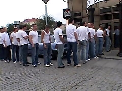 nuttige brünette, die in diesem gangbang-film von 30 männern hart gefickt wird