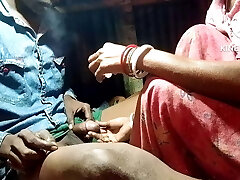 Village Indian bhabhi ka ghar mein jakar chudai Kiya