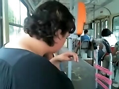 Mollig Mann ist blinkt seinen Schwanz in den öffentlichen Verkehrsmitteln