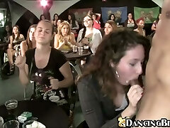 ढंकी महिला नंगा मर्द पार्टी के साथ मुर्गा चूसने