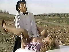 Buffy خم می شود بیش از یک Bently