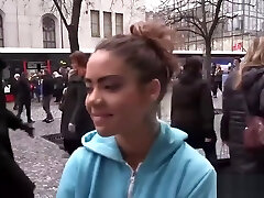 گرفتن دختر به یک مکان خصوصی