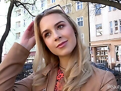 زیبایی دختر, داغ معلوم می شود تند و زننده کج بیل زدن و او برای پول