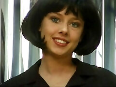 سبزه ççê ی با موهای کوتاه فیلم ها و انگشتان آن را برای دوربین