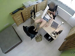 دختر احمقانه خراشیده شوهران ماشین و در حال حاضر او نیاز دارد