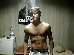 Teenboy ripples his muscles