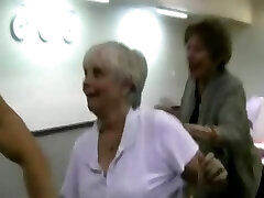 واقعی زنان پوشیده و مردان برهنه بانوان استخدام برخی از سیم لخت کن