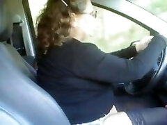 एक लड़की कमबख्त परिपक्व महिला अपनी कार में