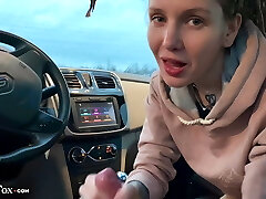गर्म छात्र गहरी कार में डिक प्रेमी चूसने - निगल