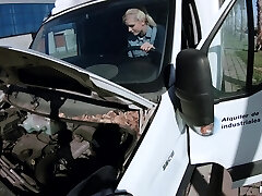 एक लंबे डोंग द्वारा बढ़ा दिया जा रहा है रोसेला विस्कोनी जोर से विलाप करता है