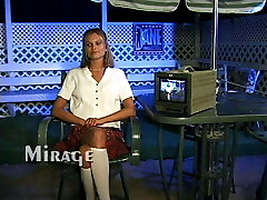 کنجکاو نونونوجوان می خواهد برای کشف چه زیر لباس