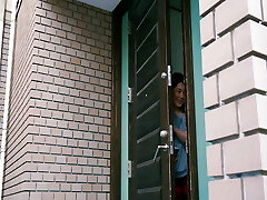 زیبا, مخفیانه گرسنه برای یک مرد دیگر& # 039;s, Fucks در او مخفیانه زیر میز. - قسمت.1