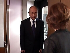 जापानी गृहिणी उसके पति और उसके दोस्तों द्वारा टक्कर लगी है!