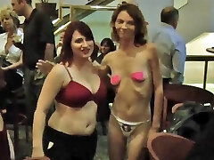 درک و بتی جو بازی یک بازی در اتاق هتل