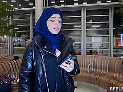 محجبه ایرانی نادجا لاپیدرا سکس مقعدی در توالت و در راهرو برای پرداخت هزینه هواپیما!!!