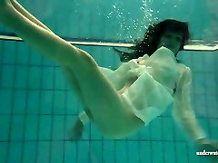 Underwater hot babe Petra swims naked