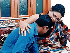 مدرسه روستا سکس خانم با دانش آموز بیچاره! وب سری جنسیت