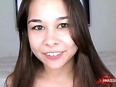 काले बाल वाली वयस्क तीन प्रतिभागियों का सम्भोग हलक में