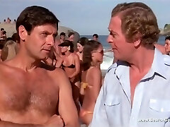 دختر بی انتها در ساحل عمومی