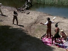 خارج از منزل, گروه جنسیت, حزب با شیطان ناتاشا مارلی و دوستان او