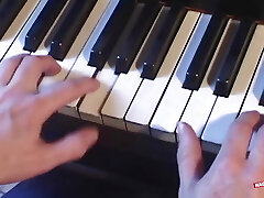 वे निगल चुभन इतनी गहरी में उनके गले और धारा निकलना एक दूसरे पर