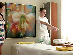 बड़े स्तन लिसा उसे मालिश