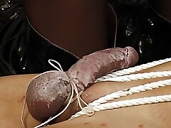 junge black-haired herrin fesselt ihren sklaven