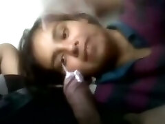 可爱的黑发可爱的微笑给口交给她的同胞