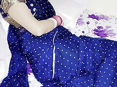 女主人以油按摩为借口打电话给仆人，让他上了床