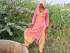 देसी स्टेप सिस्टर अपने छोटे भाई के साथ हिन्दी में चुदाई की गंदी गंदी बातें करते हुए मस्ती में सेक्स का मज़ा ले रही है हिंदी सेक्सी भागी