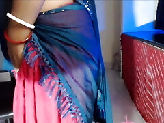 sexy frau zieht ihren bh aus und zieht sich aus, drückt auf ihre brüste und fingert die muschi