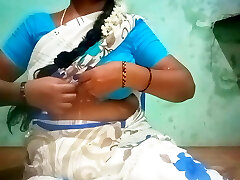 تامیل عمه پریانکا, نشان می دهد در خانه روستا