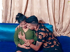 demi-soeur se masturbe sur le lit en regardant le porno