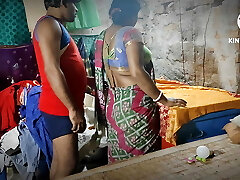 پیر اندر برهنه و در سبک سگی از پشت هند انجمن دختران ساکس