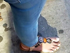 坦率的印度女孩的双脚需要3佩迪