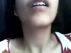 可爱的巴基斯坦的天使硬盘旋，与在汽车的老板